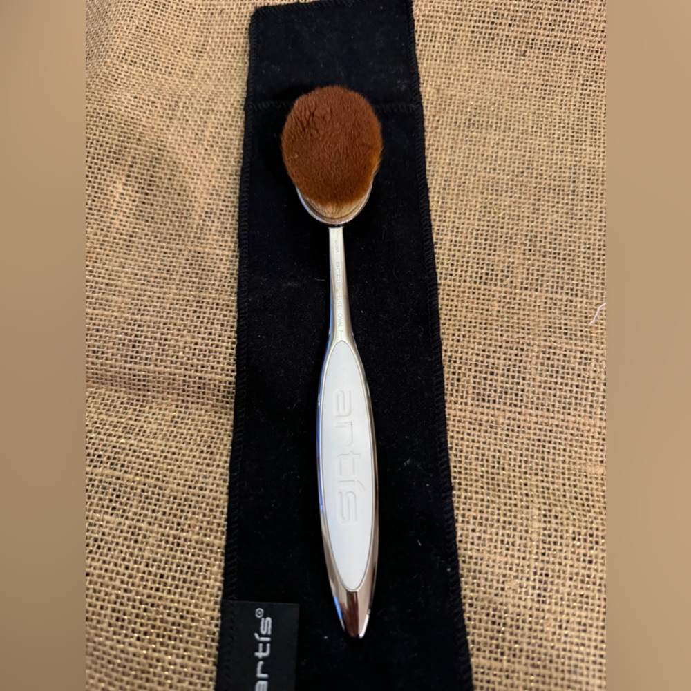 Gently used Artis Elite Oval 7 brush.